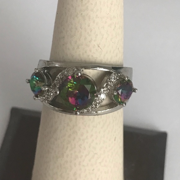 Beautifully Designed Fancy Ring! - Picture 2 of 7